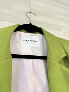 Blazer cropped de viscose e linho