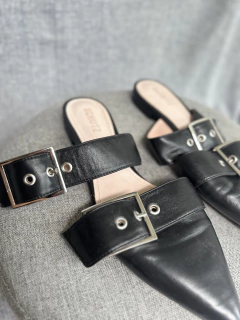 Mule com fivelas da Schutz - Camaleão Moda Sustentável