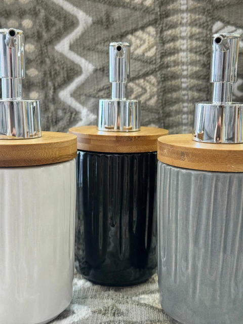 Dispenser de acrilico con bambu