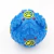Pelota azul grande para perros con textura de huesos y huellas amarillas, diseñada como dispenser de alimento con sonido