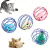 Gatos jugando con pelotas de jaula de colores que contienen ratones de peluche en su interior