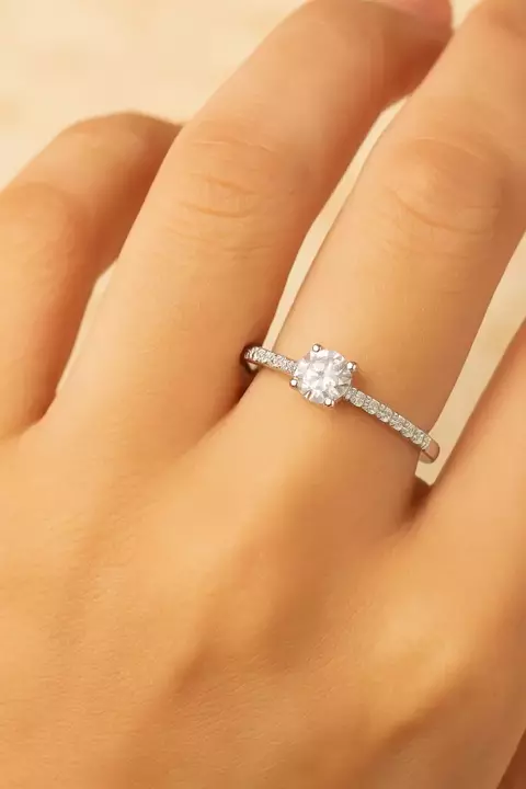 Anel Solitário com aro cravejado zircônias cristal - comprar online