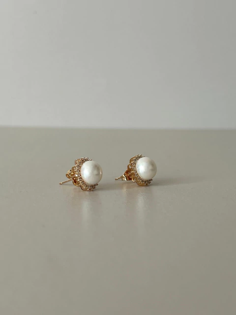 Brinco Pérola com Cravejado em Volta