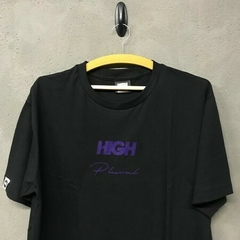 Camiseta High x Plural na internet