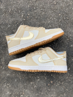 Tênis Nike Dunk Low Dourado na internet