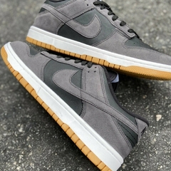 Tênis Nike Dunk Low Cinza na internet