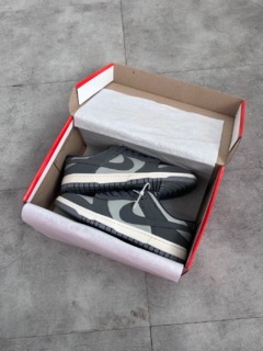 Tênis Nike Dunk Low Cinza Retro na internet