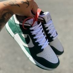 Tênis Nike Dunk Low Verde forte na internet