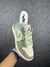 ( TÊNIS NIKE ) JORDAN 1 LOW - BRANCO/VERDE/AZUL CLARO - Hype®