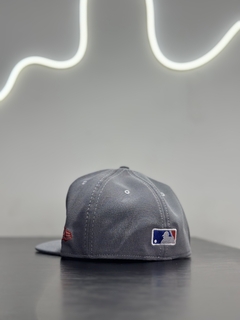 GORRA CERRADA AMERICAN GRIS - Leviatan Store