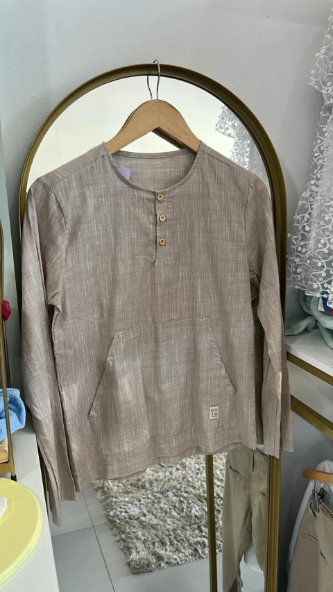 Camisa Infantil Masculina com Botões e Bolso Canguru