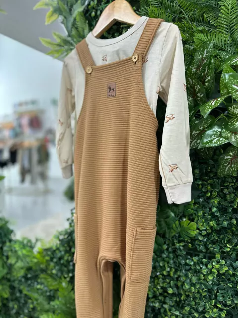 Macacão com Detalhes e Blusa Estampada