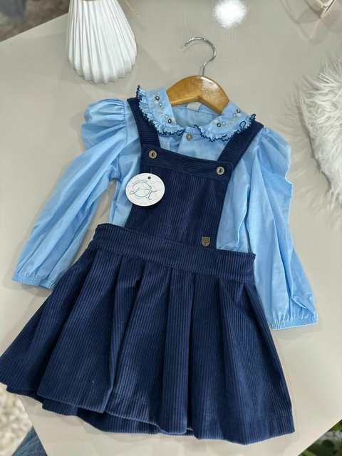 Conjunto Salopete em Cotelê Azul + Camisete com Gola de Babado Bordada