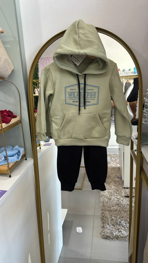 Conjunto Moletom Verde com Calça Preta - comprar online