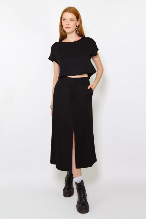 Saia Midi Modal Joy com Fenda Frontal e Bolsos Discretos Preta