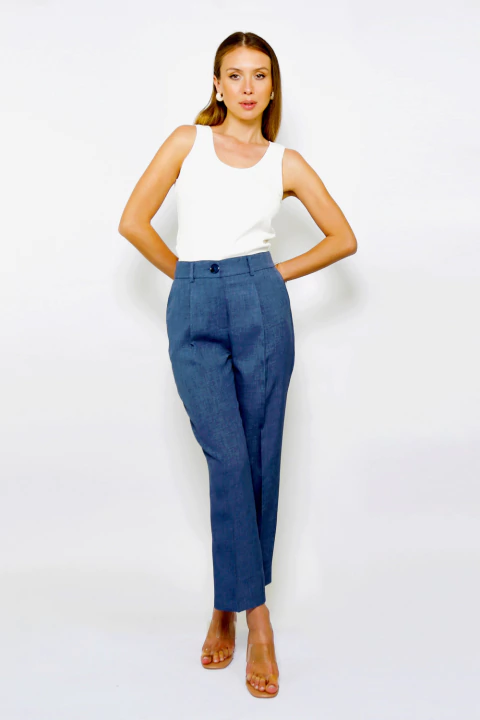 Calça Cenoura de Alfaiataria Bolso Faca Azul - comprar online