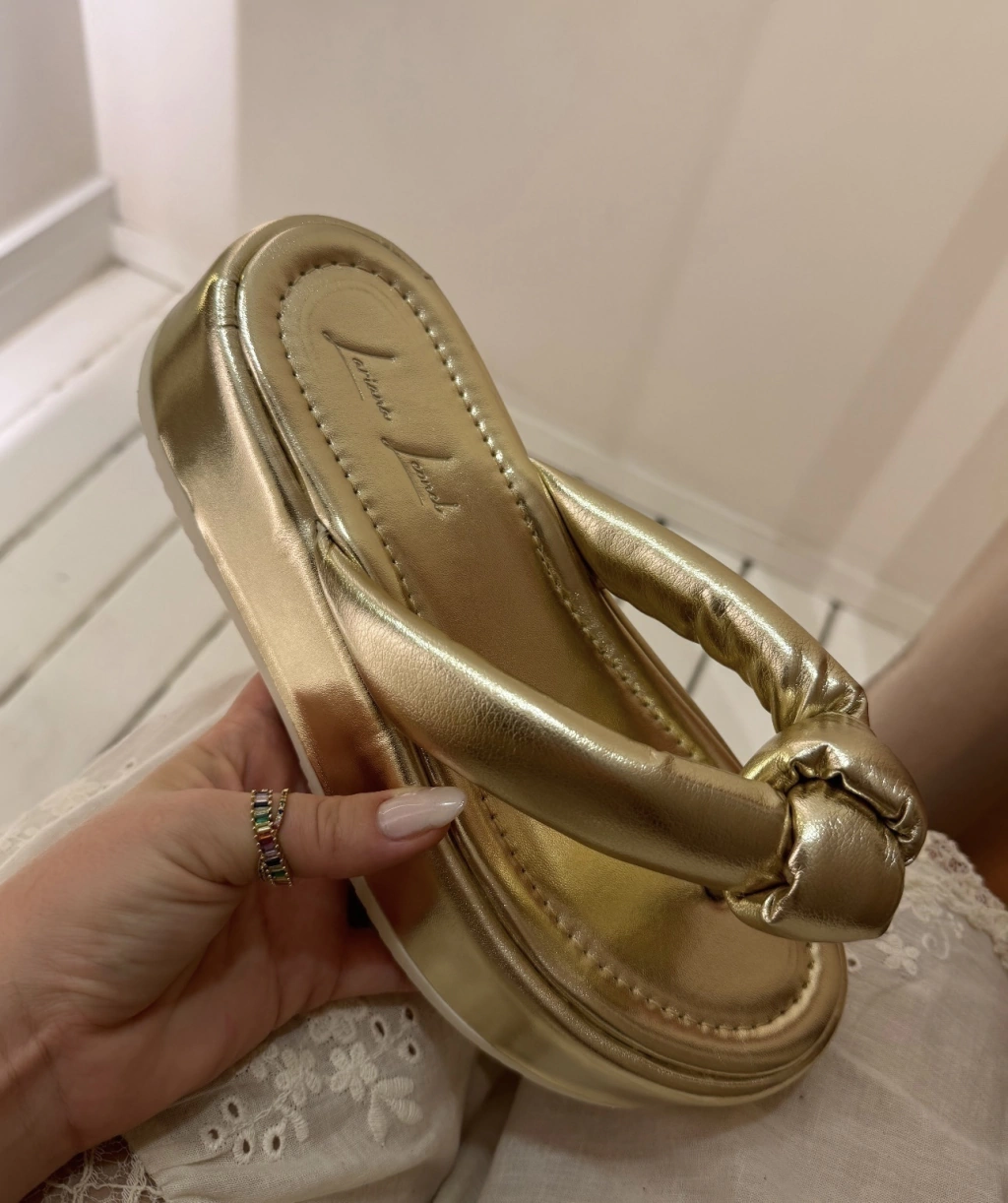 Chinelo plataforma dourado Tabata