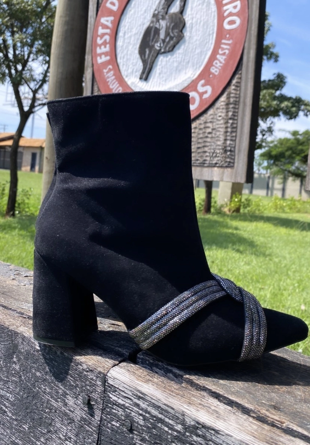 Bota cano curto brilho