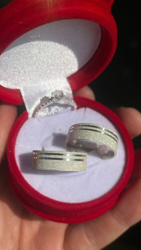 Alianças de Prata Jatiada c/2 Friso 5mm com Solitario Cravejado - comprar online