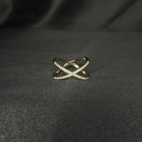 Anel Folheado a Ouro “X” Cravejado