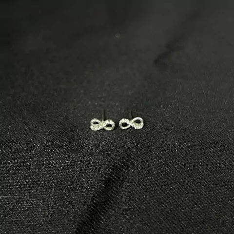 Brinco de Prata Infinito Pequeno Cravejado