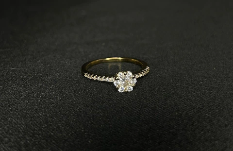 Anel Folheado a Ouro Solitário Cravejado Cálice Médio