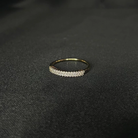 Anel Folheado a Ouro Meia Aliança Fila Dupla Pedras Altas