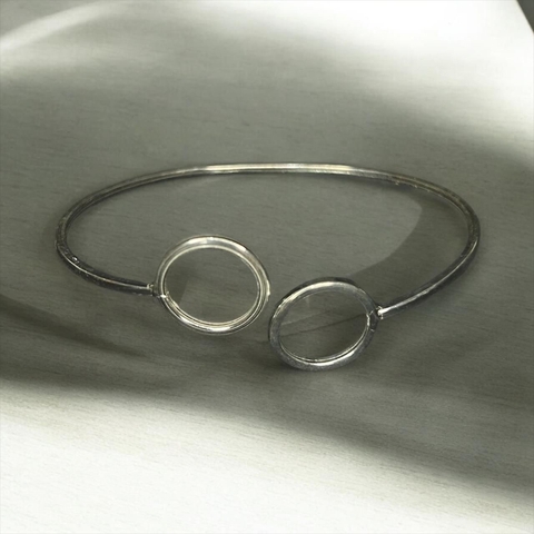 Bracelete de Prata Liso com 2 Círculos Vazados Ajustável