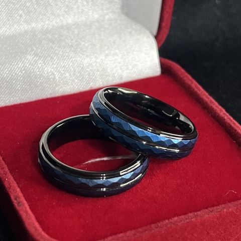 Par de Alianças de Tungstênio Abaulada Azul C/1 Friso Preto 6mm - comprar online