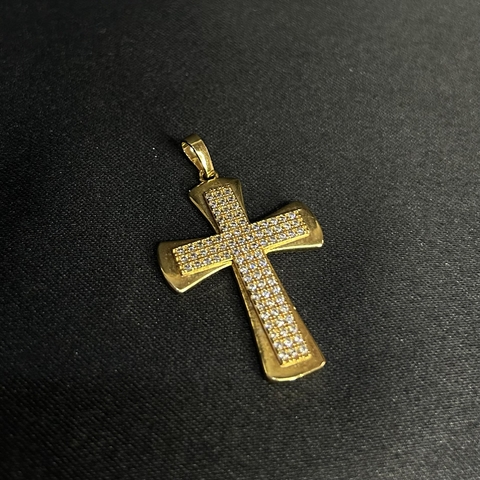 Pingente Folheado a Ouro Cruz Oval e Cravejada 4x2,5cm