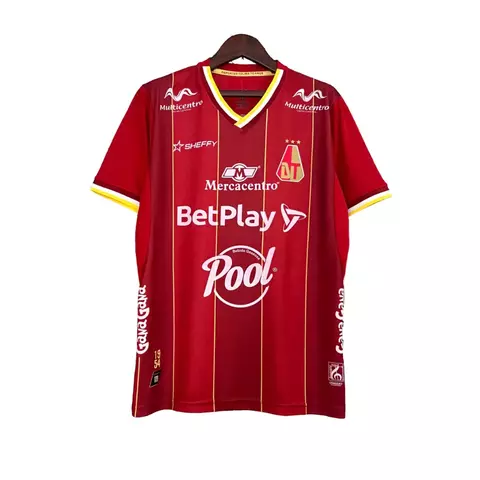 2024-2025-24-25-manto-camisa-camisas-camiseta-mantos-uniforme-uniformes-blusa-blusas-deportes-tolima-i-primeira-titular-vermelha-dourada-gola-v-listrada-torcedor-masculina