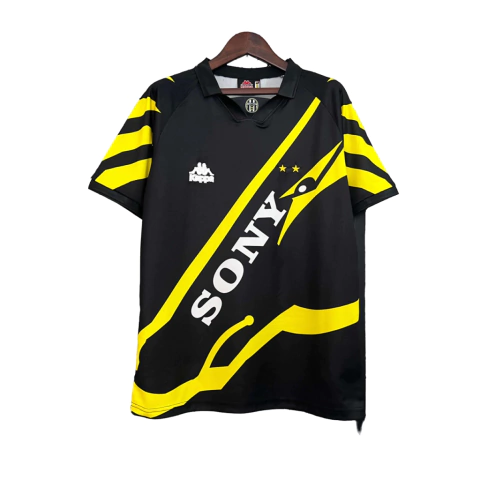 1996-1997-96-97-manto-camisa-camisas-camiseta-mantos-uniforme-uniformes-blusa-blusas-juventus-italia-iii-3-terceira-third-masculina-torcedor-preta-amarela-gola-v-diagonal-retrô-classica-historica-vintage-antiga-colecionador-manto-preto-e-amarelo-futebol-t