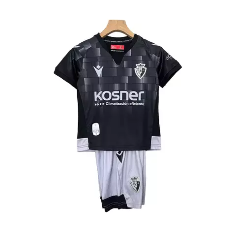 2025-2026-25-26-manto-camisa-camisas-camiseta-mantos-uniforme-uniformes-blusa-blusas-osasuna-ii-2-dois-segunda-reserva-infantil-preto-cinza-gola-v-geométrica-emborrachado