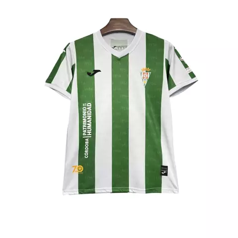 2025-2026-25-26-manto-camisa-camisas-camiseta-mantos-uniforme-uniformes-blusa-blusas-cordoba-i-1-um-primeira-titular-torcedor-masculina-branca-verde-gola-v-listrada