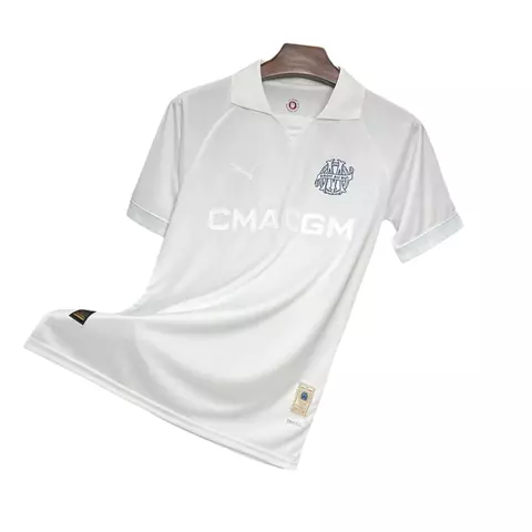 2025-2026-25-26-manto-camisa-camisas-camiseta-mantos-uniforme-uniformes-blusa-blusas-olympique-de-marseille-aniversario-125-anos-comemorativa-masculina-torcedor-branca-azul-gola-polo-estampa-lisa-texturizada