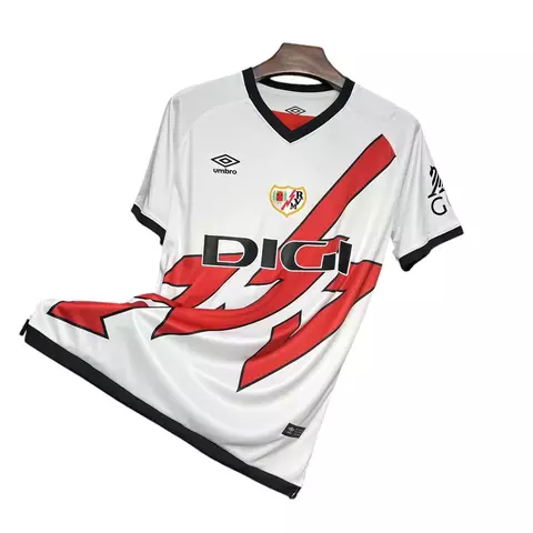 2025-2026-25-26-manto-camisa-camisas-camiseta-mantos-uniforme-uniformes-blusa-blusas-rayo-vallecano-i-1-primeira-titular-masculina-torcedor-branca-vermelha-faixa-raio-gola-v-escudo-emborrachado
