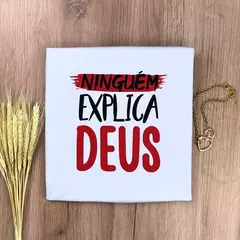 Camiseta Feminina Branca Ninguém Explica Deus - comprar online