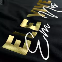 Camiseta Feminina Preta Ele vive em nós