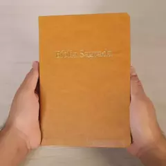 Bíblia Sagrada | NVT | Letra Normal | Capa Luxo Mostarda - comprar online