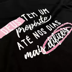 Camiseta Feminina Preta Deus Tem Um Propósito Até Nos Dias Mais Difíceis na internet