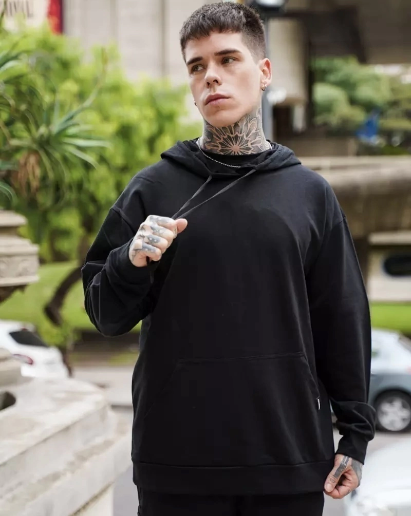 Hoodie negro media estacion