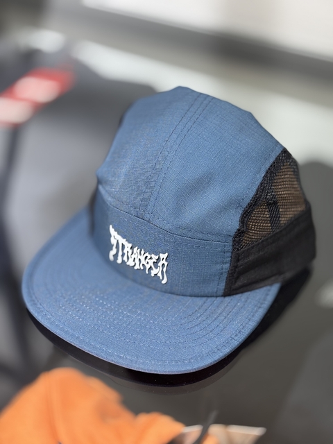 BONÉ STRANGER FIVE PANEL RUNNING BOMB GOTHIC LETTERING (Azul Petroleo) - comprar online