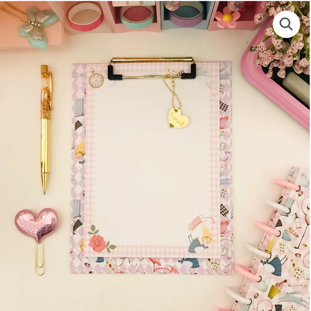 PRANCHETA ESTAMPADA COM 30 FOLHAS DECORADAS – ALICE