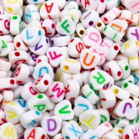 Miçanga Coração Letras Sortidas 4x7mm – pct 50g