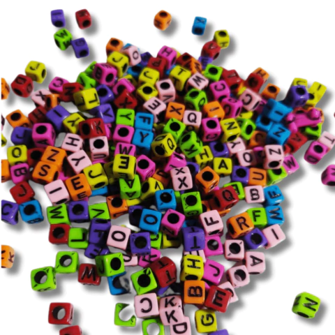 Miçanga Quadrada Letras Sortidas 6x6mm – pct 50g