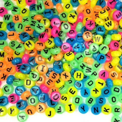 Miçanga Redonda Letras Brilha no Escuro 6x10mm – pct 50g