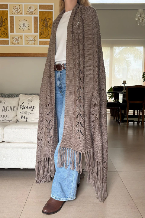 Chal mantón grande rectangular tejido a mano en lana merino visón. Diseño de espigas con flecos, elegante y delicado. Abrigo artesanal para mujer, ideal para otoño y primavera. Slow fashion hecho en Argentina, estilo natural y de campo.