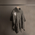 Poncho polera color tostado, perfecto para complementar looks de otoño e invierno. Prenda de mujer ideal para días frescos que combina elegancia y comodidad, convirtiéndose en un abrigo imprescindible para eventos o el día a día.
