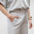 Calça com elástico na cintura, estilo cenoura, com fechamento nos tornozelos com botões - Calça Noronha - loja online