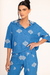 Blusa estilo polo com cava deslocada, manga curta linho bordado - Blusa Céu da Moorea - comprar online